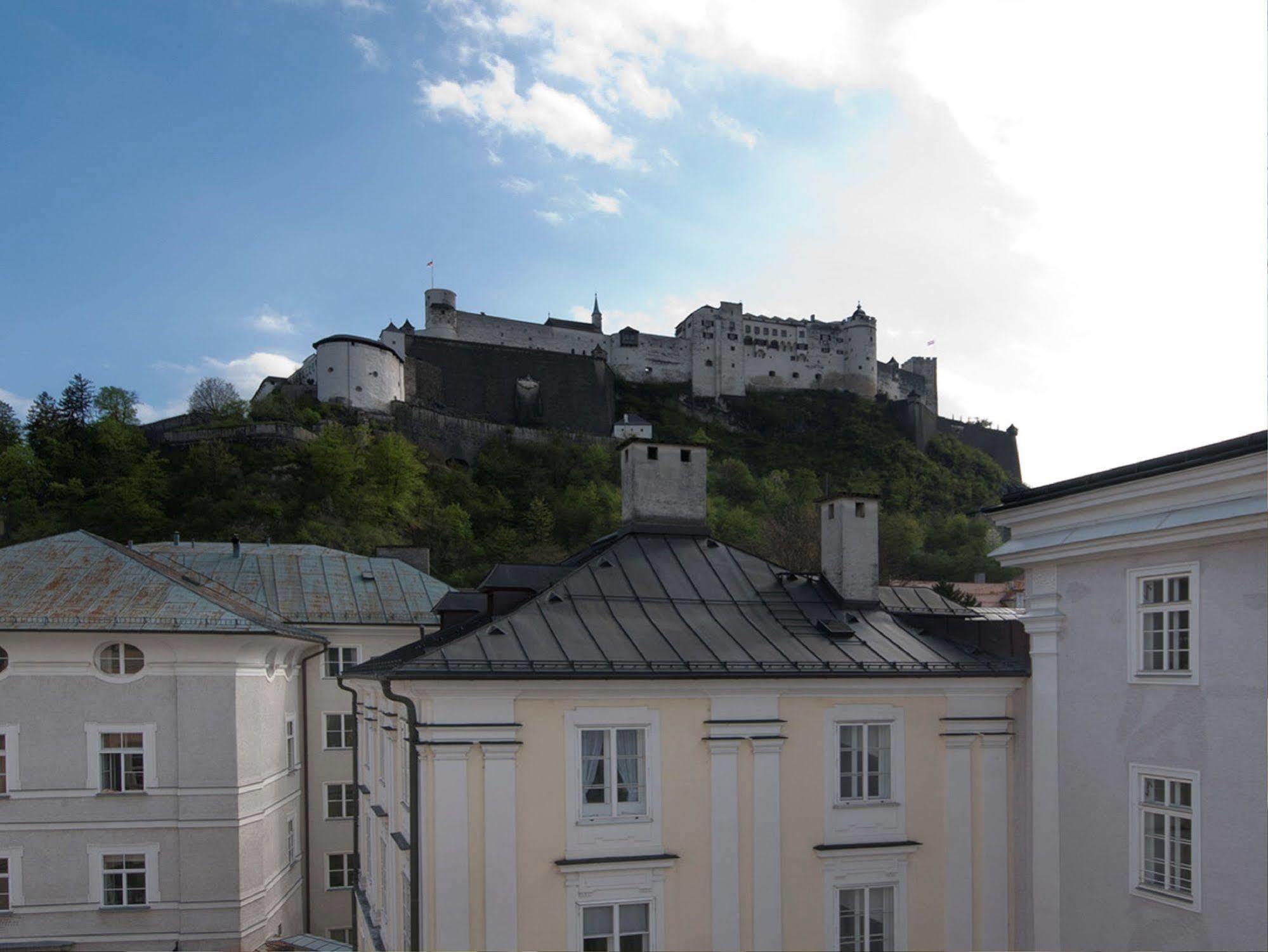 Altstadthotel Weisse Taube Salzburgo Exterior foto